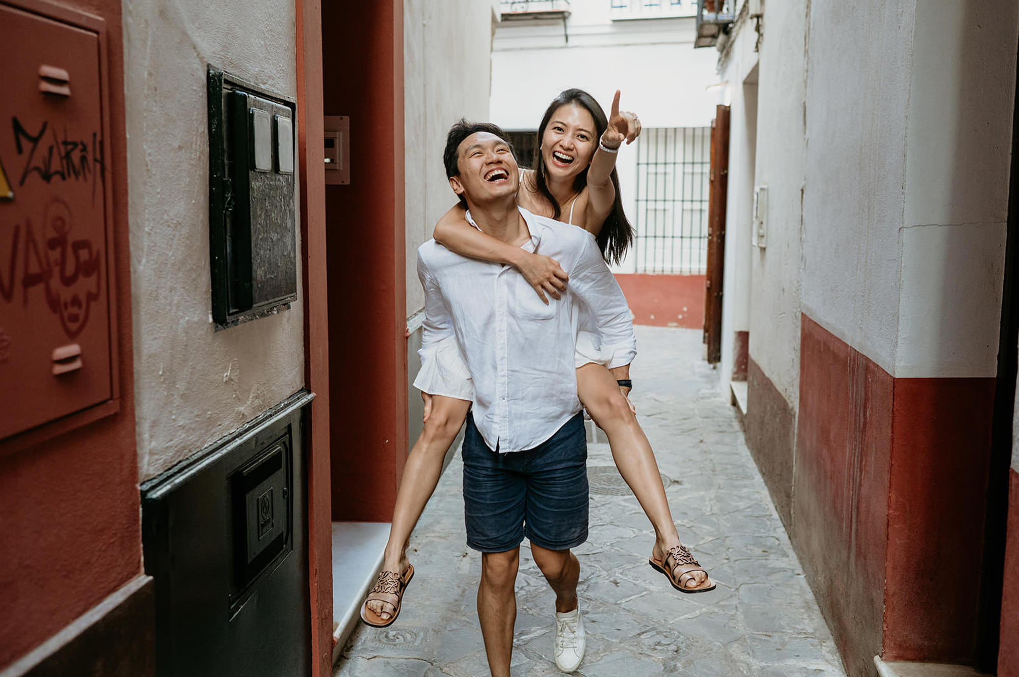 Funny couple photoshoot in Santa Cruz Seville