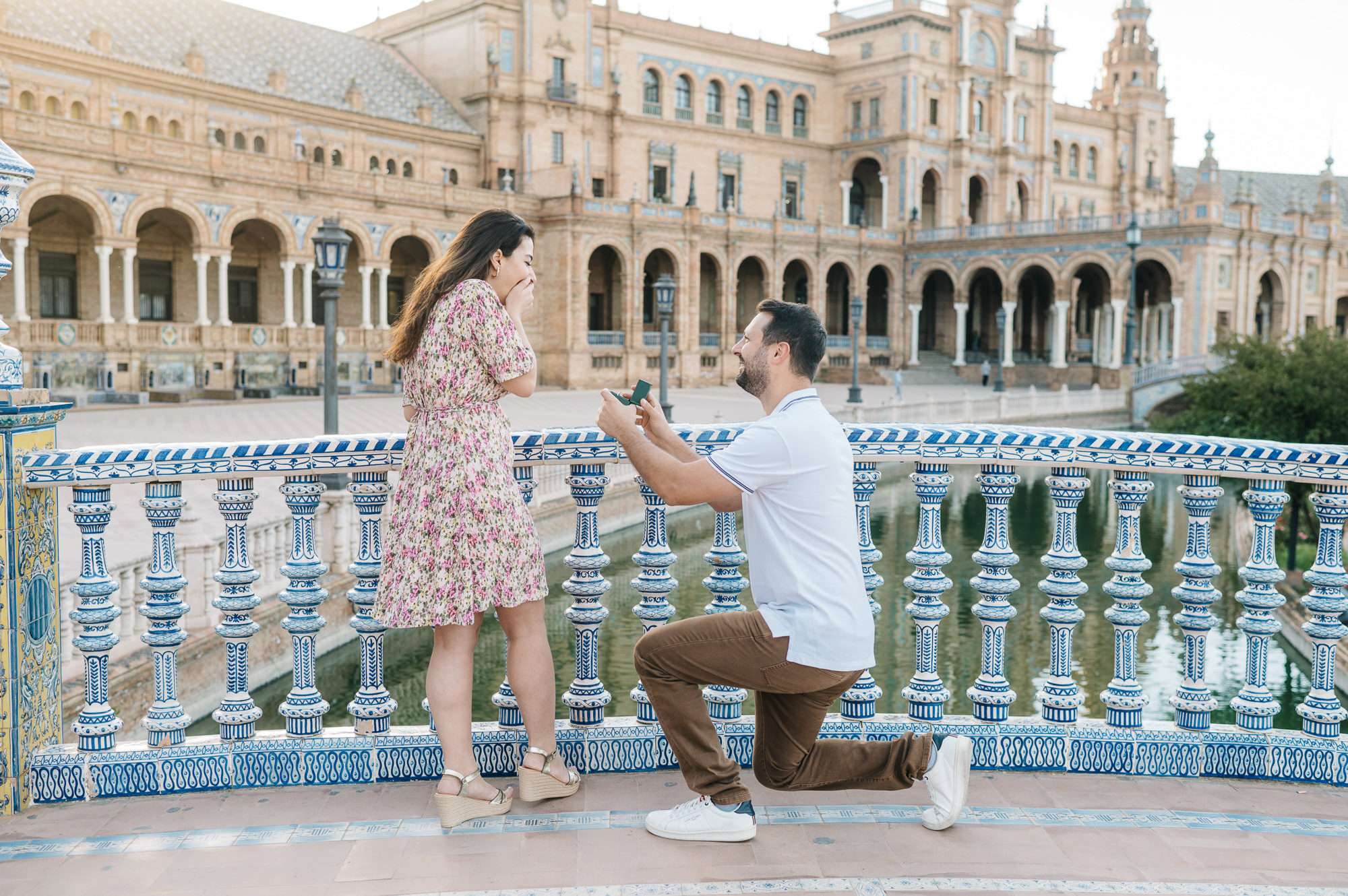 Surprise proposal at Plaza de España, Spain